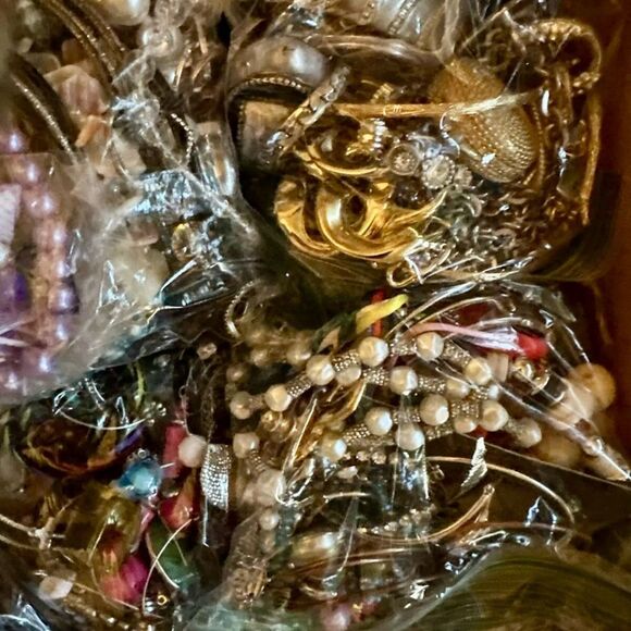 1 Lb Pound Unsearched Huge Lot Vtg 2 Now Jewelry WEARABLE Art Craft Treasure Fun - Picture 9 of 9